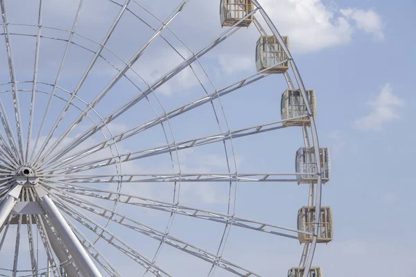 Ferris roda branca sobre fundo céu azul — Fotografia de Stock