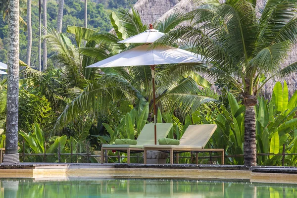 Tatil ve rahatlama için tropikal sahil şeridinde güneş şemsiyesi ve plaj sandalyeleri , Tayland. Seyahat ve doğa konsepti — Stok fotoğraf