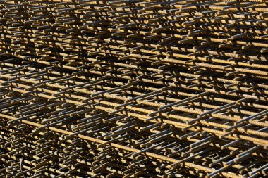 Takviye çubukları paketlerine periyodik bir profille metal ürünler depoda saklanır