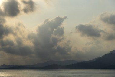 Şafakta bulutlar aracılığıyla güneş ışığı, ada Koh Samui, Tayland