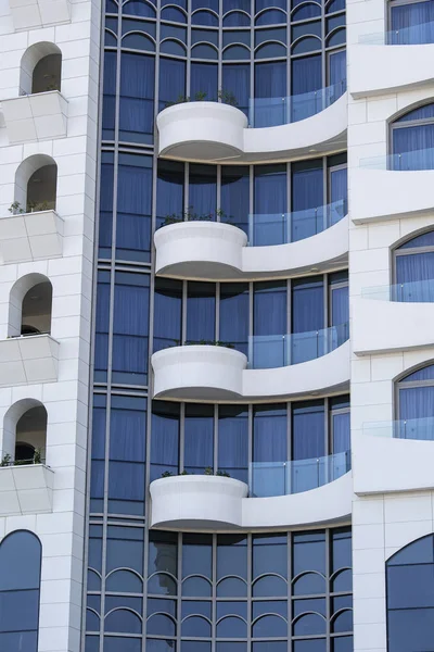 Fachada de um moderno edifício de apartamentos, exterior e conceito de design de arquitetura — Fotografia de Stock