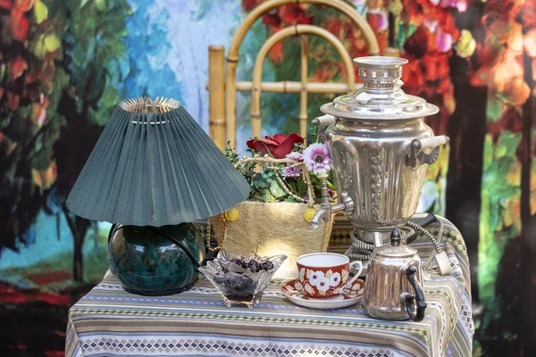 传统的俄罗斯和格鲁吉亚萨莫瓦尔茶在桌子上。茶时间. — 图库照片