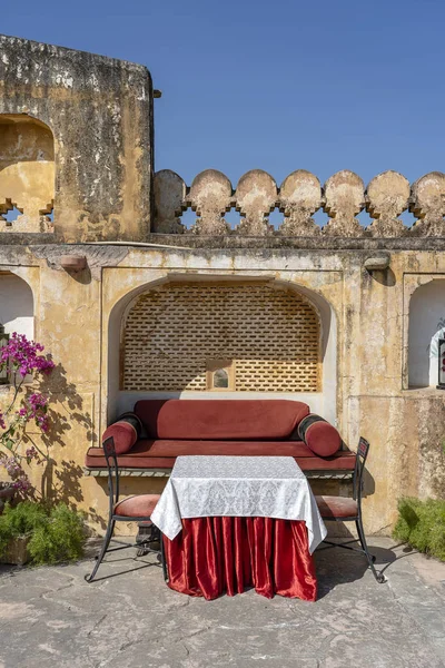 Caffè di strada nel centro storico, fuori a Jaipur, Rajasthan, India. Tavolo, divano e sedie vicino alla vecchia parete — Foto Stock