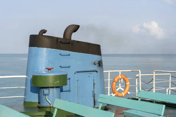 Fumo dal traghetto canna fumaria durante il mare con luce solare, acqua di mare e cielo limpido sullo sfondo, Thailandia — Foto Stock