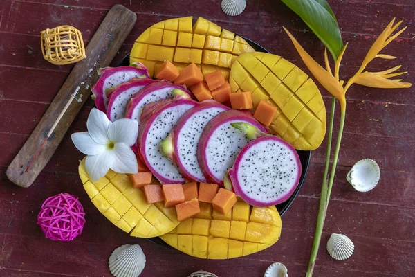Assortimento di frutta tropicale su un piatto, primo piano — Foto Stock