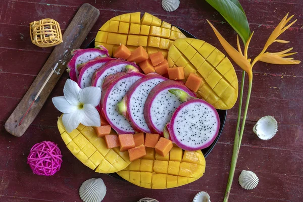 Tropisch fruit assortiment op een bord, close-up — Stockfoto