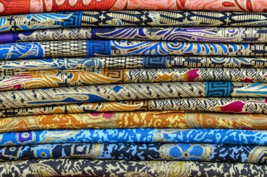 Yerel pazarda Satılık renkli sarongs çeşitliliği, ada Bali, Ubud, Endonezya. Closeup