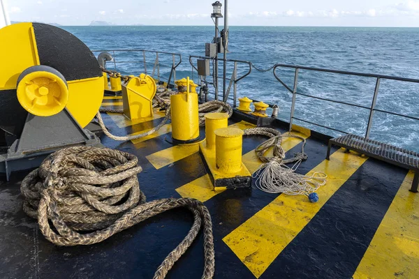 Палуба парома вместе с толстым швартовочным канатом и синей морской волной, Таиланд. Закрыть — стоковое фото