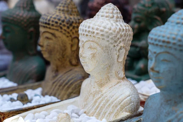 Socha Buddhy figurky na výprodeji na pouličním trhu na Bali, Indonésie. Řemeslné výrobky a prodejna suvenýrů, zavření — Stock fotografie