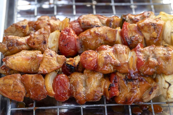 Spiedini con pezzi di barbecue alla griglia, peperone verde, pomodoro rosso e carne in vendita nel mercato di strada, Thailandia, primo piano — Foto Stock