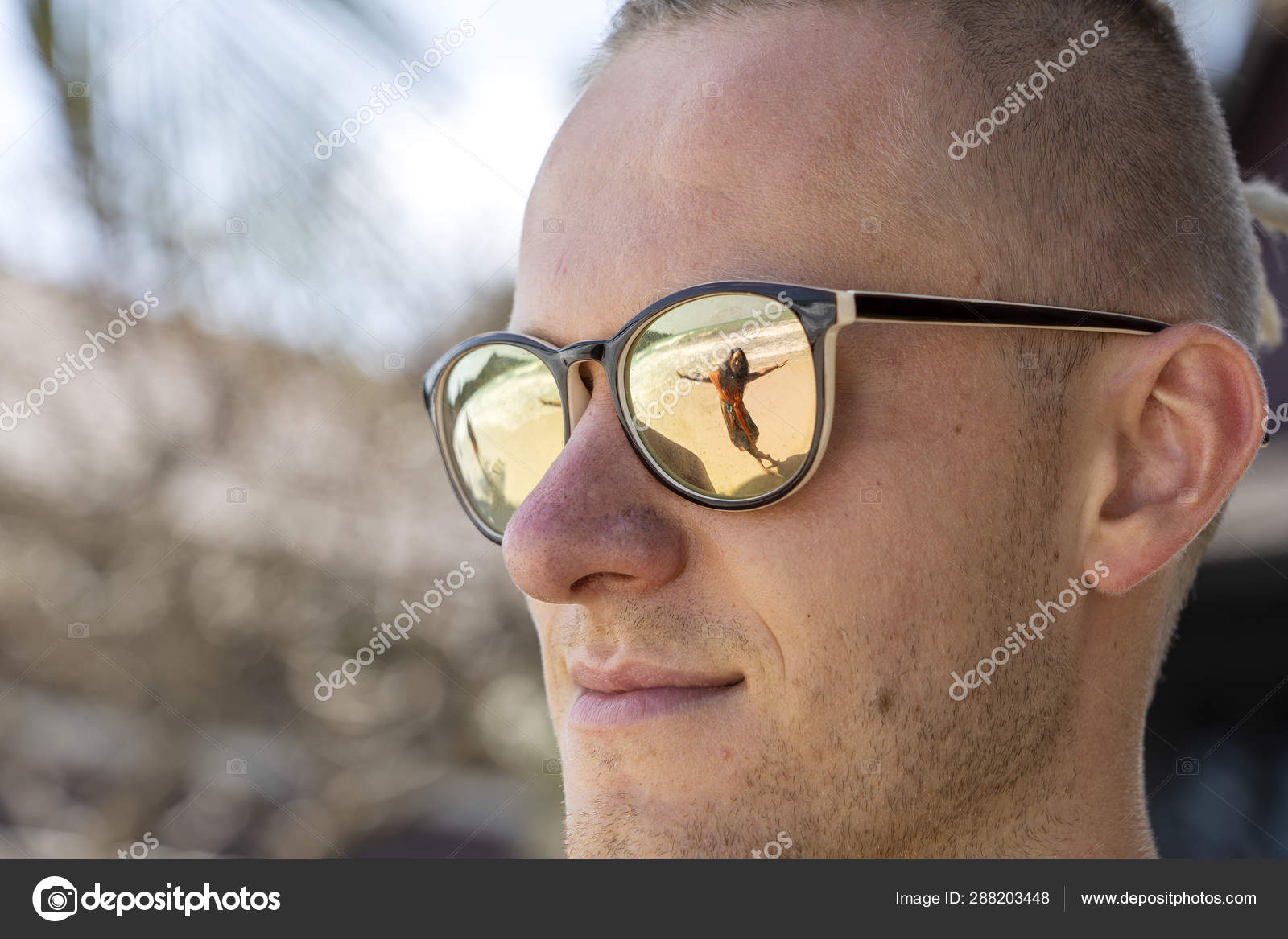 Niña de 10 años en el mar. retrato de un adolescente. chica con gafas de  sol bebe de una pajita una bebida en el mar en la playa.