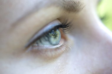 Gözler beyaz kadın. Portre genç kız yüz arka plan, gözleri yakın