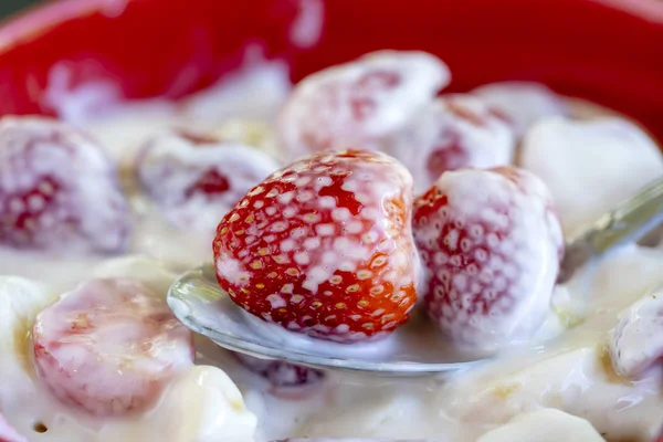 Fresa roja y brulee de yogur blanco. Postre de frutas en el desayuno con cuñas de fresa perfectamente maduras en temporada, primer plano —  Fotos de Stock