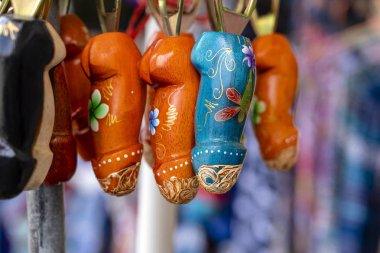 Ahşap penisler Ubud sokak yerel pazarda turistlere Satılık ekranda Hatıra rakamlar, ada Bali, Endonezya