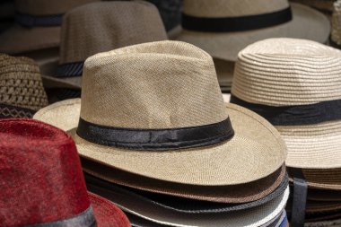 Ubud sokakta yerel pazarda turistler için Satılık ekranda saman şapka, ada Bali, Endonezya, çekim