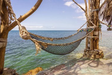 Deniz suyu Tayland yakınındaki güzel tropikal plajda boş hamak