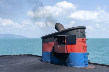 Güneş ışığı, deniz suyu ve arka planda açık gökyüzü ile deniz sırasında feribot tekne baca duman, Tayland