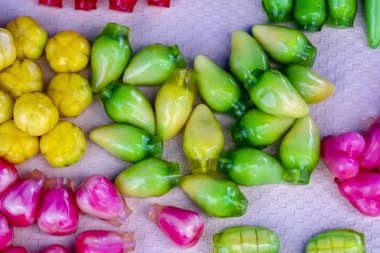 Renkli un, Tay tarzı gıda ile sweetmeat. Pazarda sokak yemekleri, Tayland. Renkli un ile Tay tatlı, çocuklar için Tay snack biridir