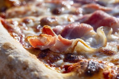 Ada Koh Phangan, Tayland sokak gıda pazarında Satılık domuz pastırması ve peynir ile pizza. Closeup