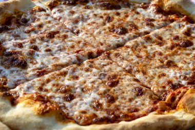 Ada Koh Phangan, Tayland sokak gıda pazarında Satılık peynir ile pizza. Closeup