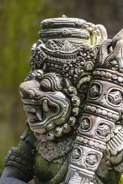 Estátua de pedra tradicional que descreve demônio, deus e divindades mitológicas balinesas em Ubud, ilha Bali, Indonésia, close-up — Fotografia de Stock