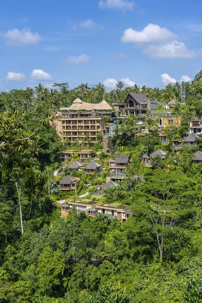 Casas balinesas tradicionais com vista panorâmica na selva, floresta tropical e montanhas, Ubud, Bali, Indonésia — Fotografia de Stock