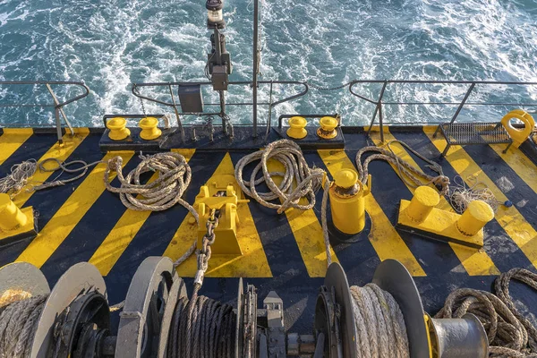 Das deck der fähre zusammen mit dem dicken festmacherseil und der blauen meerwasserwelle thailand. Nahaufnahme — Stockfoto