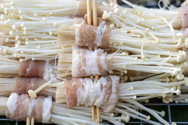 Bacon lindade svampar är en gata mat på lokala marknaden i Thailand, närbild. Thailändsk mat — Stockfoto