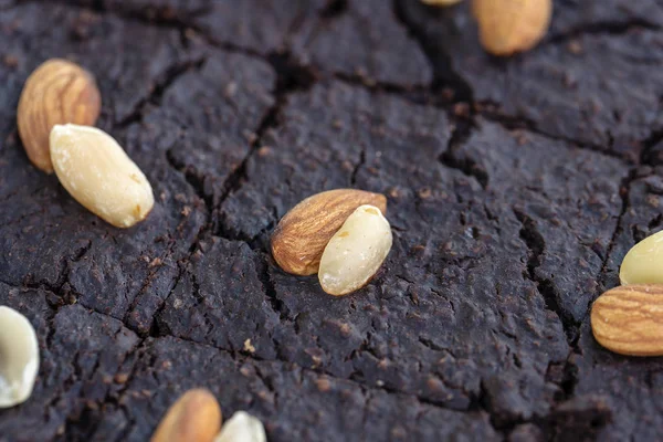 Chocolat brownies ensemble amandes est une nourriture de rue dans le marché local en Thaïlande, gros plan. Thaï aliments sucrés — Photo