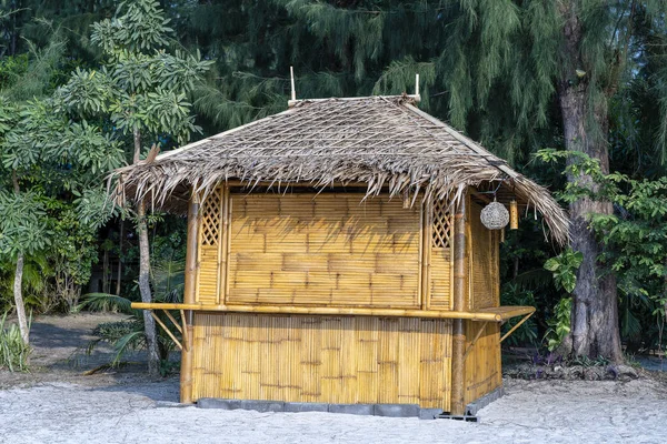 Bamboe hut op het tropische zandstrand op het eiland Koh Phangan, Thailand — Stockfoto
