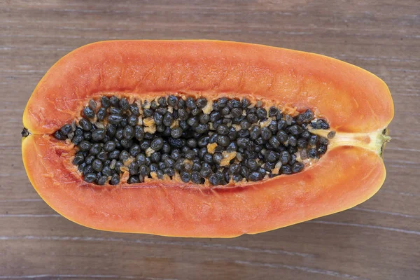 Metade da fruta de mamão doce madura com fundo de sementes, close-up — Fotografia de Stock