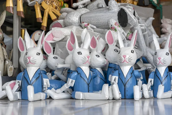 销售纪念品-街头市场上有趣的手工木兔.色彩艳丽的儿童玩具和室内装饰.Ubud，巴厘岛，印度尼西亚。靠近点 — 图库照片