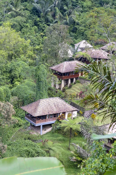 Balinese huizen met uitzicht op tropisch regenwoud en berg, Bali, Indonesië — Stockfoto