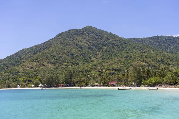 Красивый залив с кокосовыми пальмами и лодками. Тропический песчаный пляж и морская вода на острове Панган, Таиланд — стоковое фото