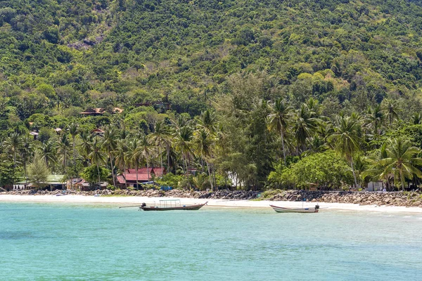 Bella baia con palme da cocco e barche. Spiaggia di sabbia tropicale e acqua di mare sull'isola di Koh Phangan, Thailandia — Foto Stock