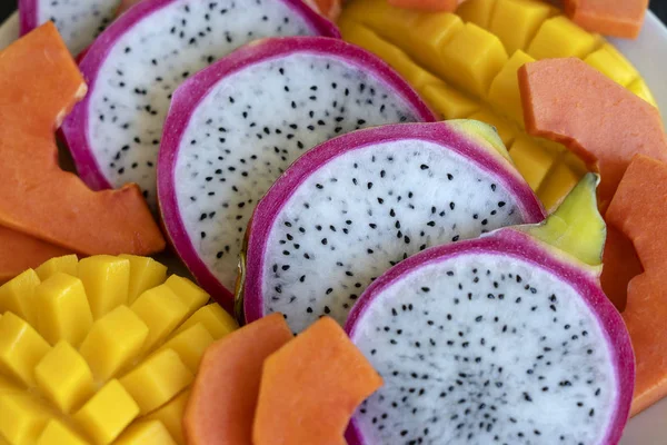 Tropisch fruit assortiment op een bord, close-up — Stockfoto