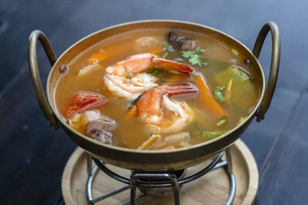 Tom Yam Kung lub Tom mniam, Tom Yam jest pikantne jasne zupy typowe w Tajlandii. Popularne jedzenie w Tajlandii — Zdjęcie stockowe
