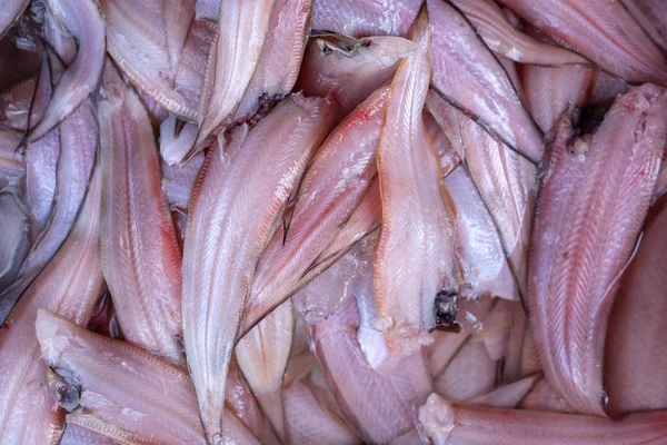 Filé de peixe vermelho no mercado de rua na Tailândia. Conceito de marisco. Filé de peixe do mar cru para cozinhar, close-up — Fotografia de Stock