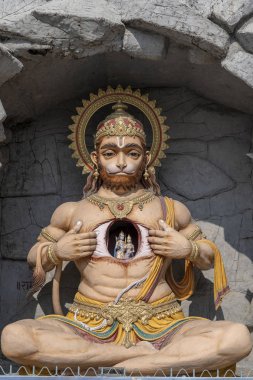 Hanuman heykeli, Ganges Nehri yakınlarında Hindu idol, Rishikesh, Hindistan. Hacılar için kutsal yerler