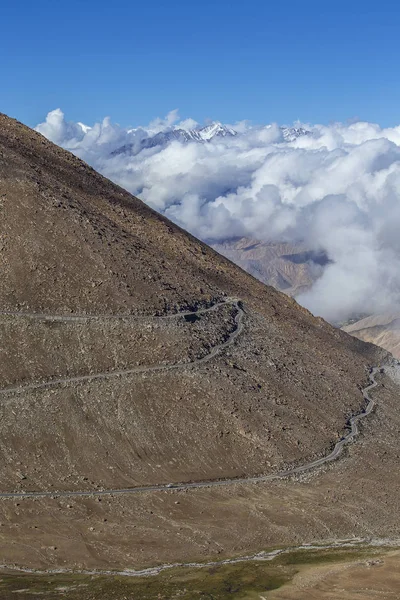 Hint Himalayalar, Ladakh, Hindistan 'da sarma yol ve görkemli kayalık dağların görünümü. Doğa ve seyahat konsepti