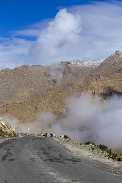 View of winding road and majestic rocky mountains in Indian Himalayas, Ladakh, India. Nature and travel concept — Stock Photo, Image