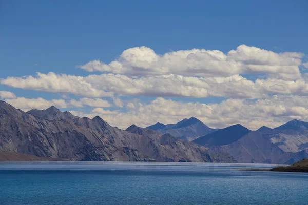 インドのヒマラヤ、ラダック地方、インドの青い空とパンゴン湖に対する雄大な岩山の眺め。自然と旅行のコンセプト — ストック写真