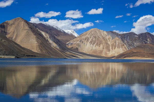 Vista de majestuosas montañas rocosas contra el cielo azul y el lago Pangong en el Himalaya indio, región de Ladakh, India. Naturaleza y concepto de viaje —  Fotos de Stock