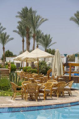 Rattan masa ve şezlong sahilde kafe yakın yüzme havuzu Sharm El Sheikh kırmızı deniz yanında, Mısır