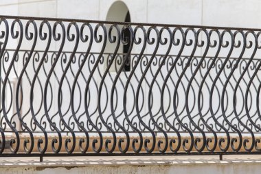 Siyah metal çit, çekim. Sanatsal dövme ile güzel Dekoratif dökme demir Ferforje çit. Metal korkuluğu