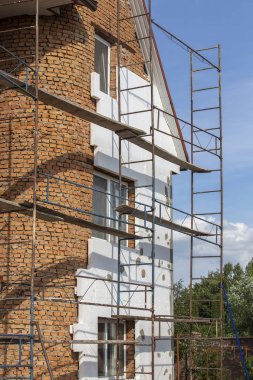 Ev İskelesi, renovasyon. Bina çalışanları için iskele ile yenileme için ev