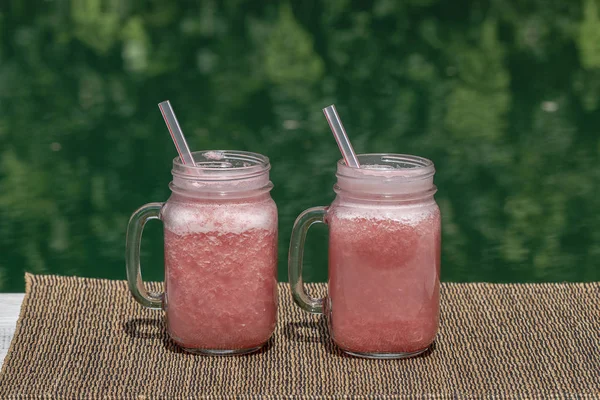 Batido de toranja rosa ou smoothie na mesa, de perto. Pequeno-almoço na ilha Bali, Indonésia — Fotografia de Stock