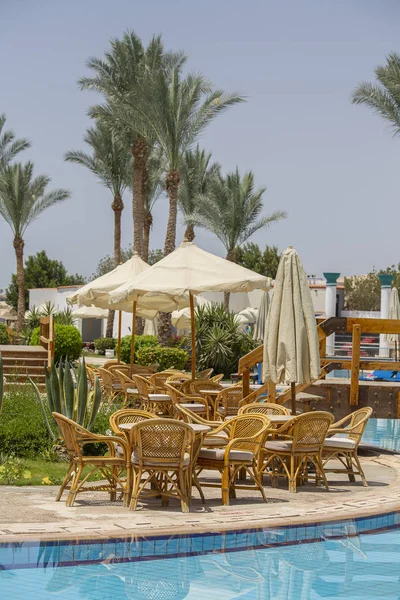 Τραπέζι και καρέκλες στο Beach Café κοντά στην πισίνα δίπλα στην Ερυθρά θάλασσα στο Σαρμ Ελ Σέιχ, Αίγυπτος — Φωτογραφία Αρχείου