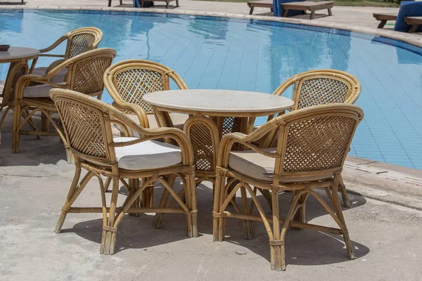 Rattan masa ve şezlong sahilde kafe yakın yüzme havuzu Sharm El Sheikh kırmızı deniz yanında, Mısır — Stok fotoğraf