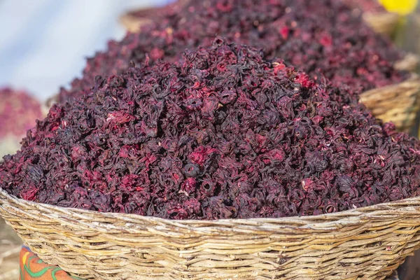 Kuru karkade çay sokak pazarında hasır sepet yaprakları. Şarm El-Şeyh, Mısır. Sepetleri çay için kuru ot ebegümeci. Geleneksel çarşı üzerinde Arapça otlar.